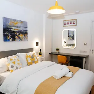New Luxury In The Heart Of Next To Shops, Cafes, Bars & Metro With Shared Bathrooms Privatunterkunft London